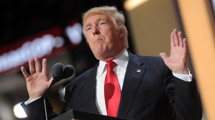 Donald Trump verurteilt die Ermittlungen gegen ihn als "Hexenjagd".