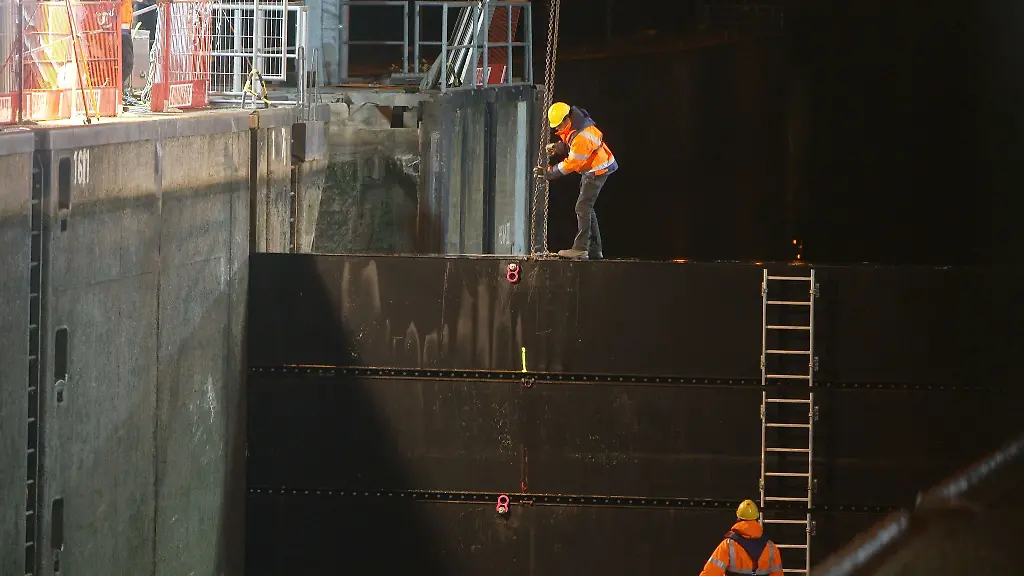 Die-Notschleusungen-funktionieren-mit-einem-provisorischen-Schleusentor-aus-staehlernen-Dammballen