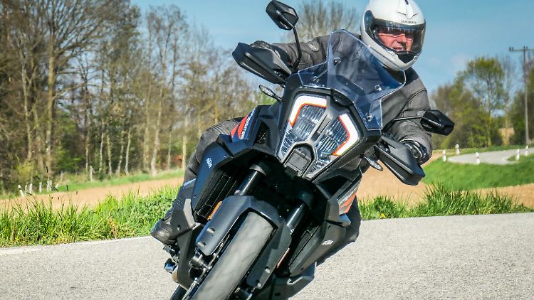 Die mit 246 Kilogramm recht schwere KTM 1290 Adventure S verliert spätestens während der Fahrt ihren Schrecken.