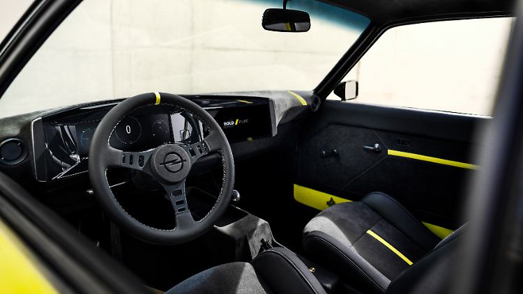 Das alte Cockpit mit den analogen Instrumenten wurde im Manta GSe durch digitale Touchscreens ersetzt.