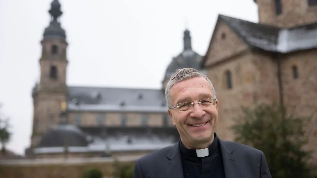 Die-beiden-grossen-christlichen-Kirchen-in-Deutschland-muessten-sich-fragen-wo-ihre-Relevanz-fuer-die-ganz-grossen-gesellschaftlichen-Fragen-sei-sagt-der-Fuldaer-Bischof-Gerber