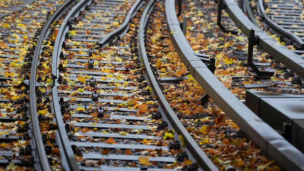 Auf-der-Strecke-der-Nagoldtal-und-Albtalbahn-gab-es-nach-einem-Unfall-eines-Kleintransporters-Beeintraechtigungen-Symbolbild