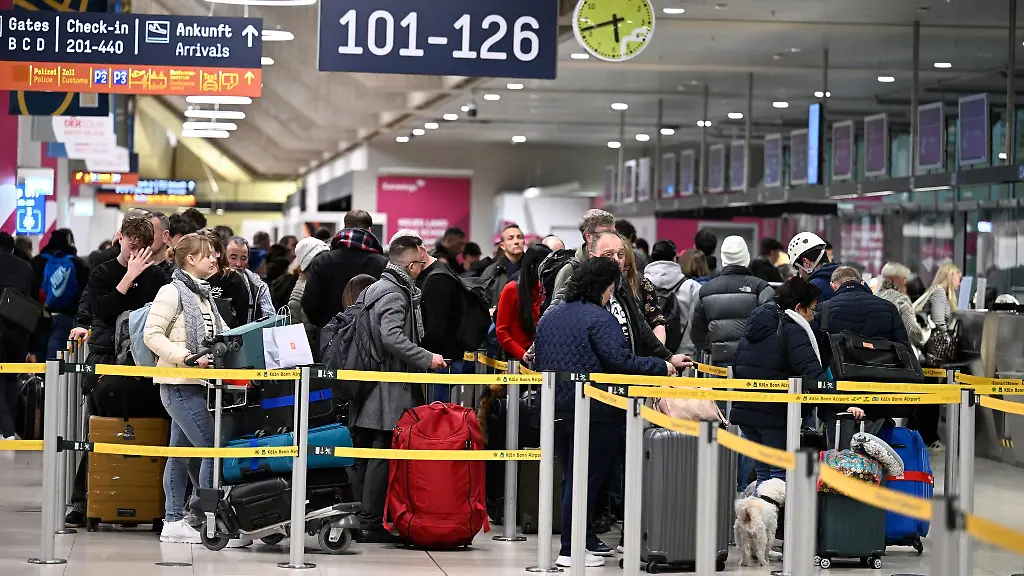 Am-ersten-Tag-der-Weihnachtferien-gab-es-an-den-Flughaefen-keine-besonders-grossen-Wartezeiten