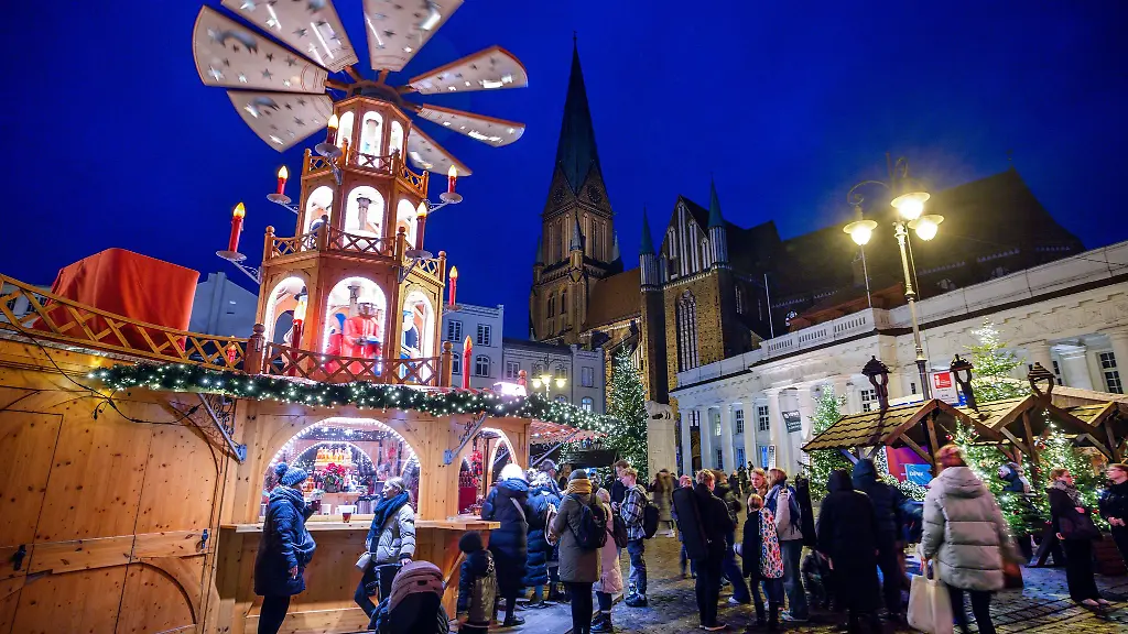 Nach-der-Todesfahrt-am-Magdeburger-Weihnachtsmarkt-erhoeht-die-Polizei-in-Mecklenburg-Vorpommern-noch-einmal-die-Sicherheitsvorkehrungen