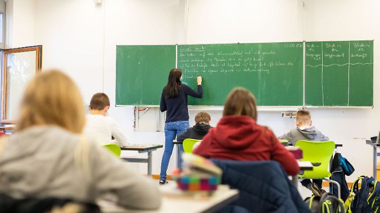 Mit geöffneten Fenstern, Tests und AHA-Regeln scheint Präsenzunterricht bei niedrigen Inzidenzen nicht allzu riskant zu sein.