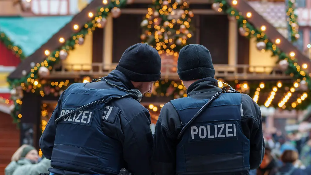 Die-Sicherheit-auf-Weihnachtsmaerkten-steht-nach-der-Todesfahrt-von-Magdeburg-im-Fokus
