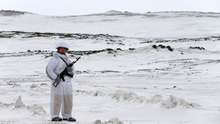 Ein russischer Soldat hält auf der Insel Alexandraland in der Nähe von Nagurskoje auf dem Archipel Franz-Josef-Land in Russland Wache.