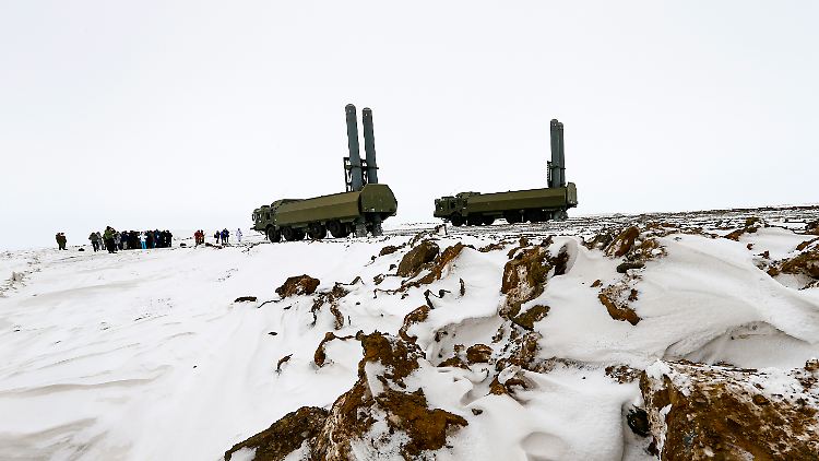 Auf einer seltenen, von Russland organisierten Reise dürfen Journalisten zuschauen, wie Moskau Anti-Schiffs-Raketensysteme auf Alexandraland in Stellung bringt.