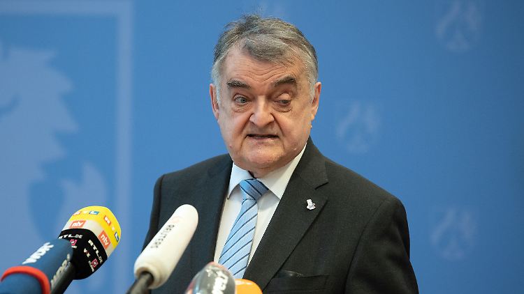 NRW-Innenminister Reul berichtet von weiteren Ermittlungserfolgen.