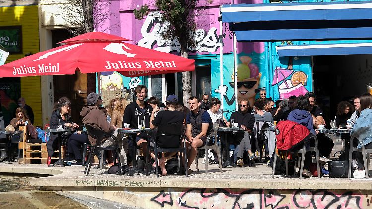Vorerst sollen maximal sechs Menschen an einem Tisch in Frankreich Platz nehmen dürfen.