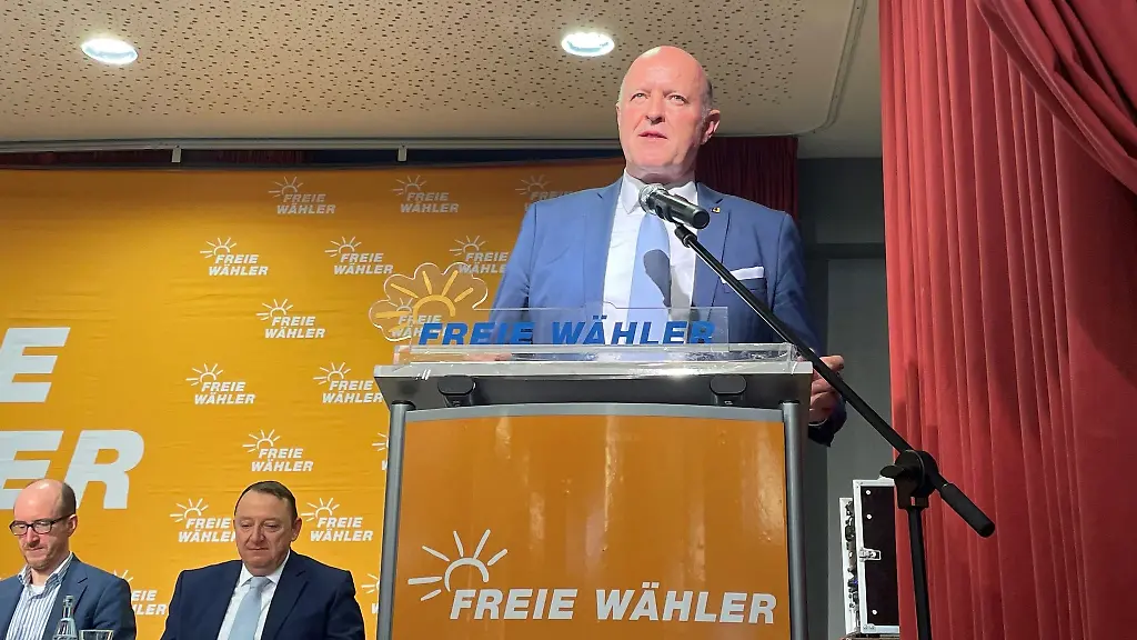 Die-Kuer-von-Rudolf-Rinnen-zum-Spitzenkandidaten-fuer-die-Bundestagswahl-wurde-mit-stehenden-Ovationen-bedacht