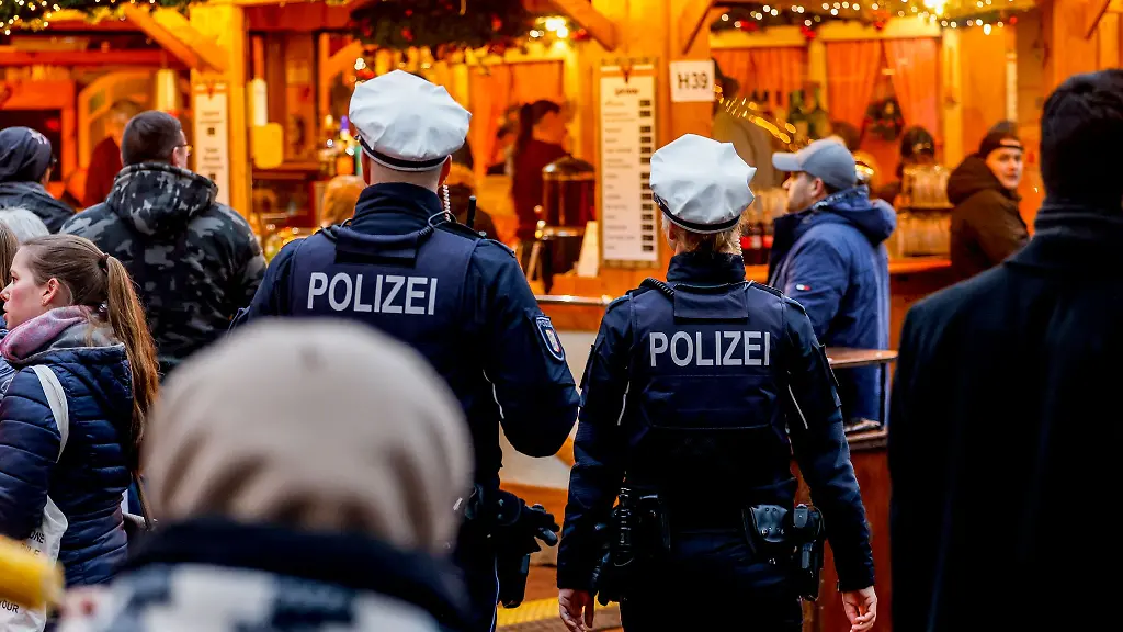 Nach-der-Todesfahrt-auf-dem-Magdeburger-Weihnachtsmarkt-hat-Schleswig-Holstein-die-Polizeipraesenz-auf-den-Maerkten-im-Norden-verstaerkt
