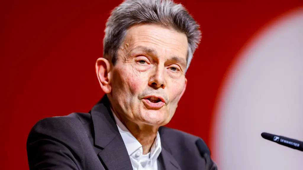 Rund-zwei-Monate-vor-der-Bundestagswahl-hat-SPD-Bundestagsfraktionschef-Rolf-Muetzenich-die-Sozialdemokraten-zur-Aufholjagd-aufgerufen