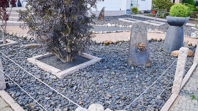 Steingrau? Mausgrau? Nieselregengrau? Raucherhautgrau? Man weiß es nicht. Aber auf keinen Fall grün.