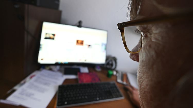Die Bedingungen für langes Arbeiten am Monitor sind im Homeoffice meist nicht ideal.