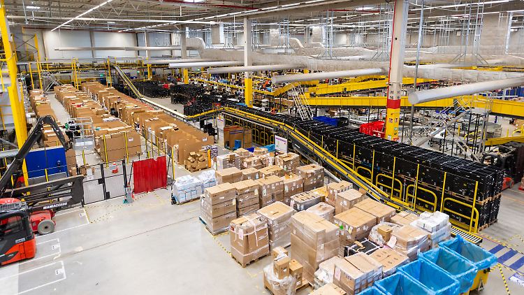 Im Amazon-Logistikzentrum in Winsen werde laut Greenpeace jede Woche mindestens eine LKW-Ladung nicht verkaufter Produkte entsorgt.