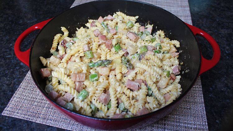 Schnell und unkompliziert: Onepot-Frühlingspfanne mit Spargel, Schinken und Pasta.