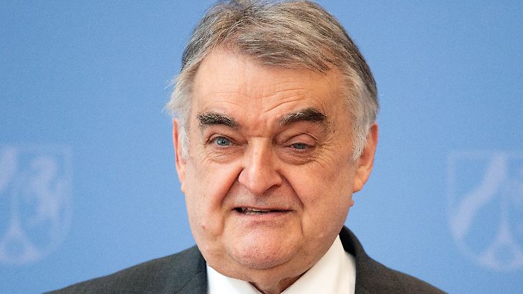 Innenministern Herbert Reul spricht von einem empfindlichen Schlag gegen die italienische Mafia in Nordrhein-Westfalen.