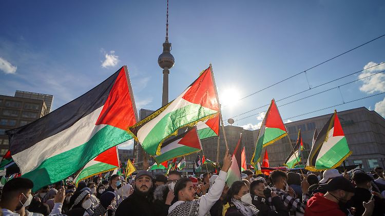 Die pro-palästinensische Demonstration startete weitgehend friedlich auf dem Berliner Alexanderplatz. Im weiteren Verlauf kam es zu Aggressionen und zahlreichen Festnahmen.