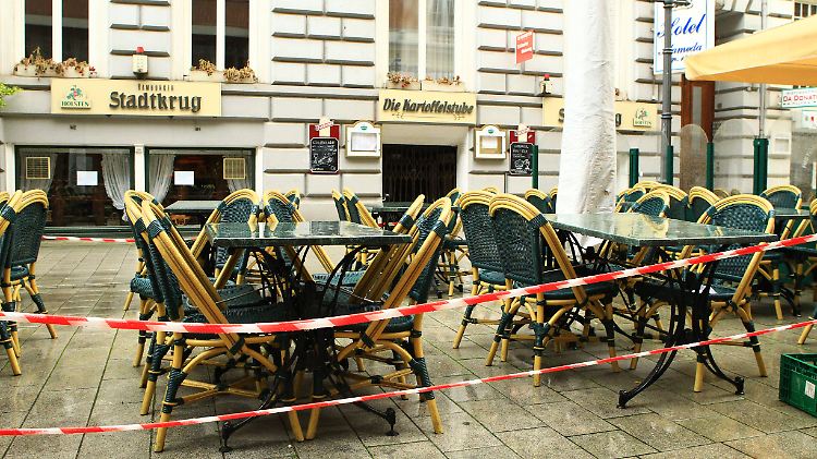 In Deutschland läuft langsam das öffentliche Leben wieder an - der IWF rät, die Hilfen dennoch beizubehalten.