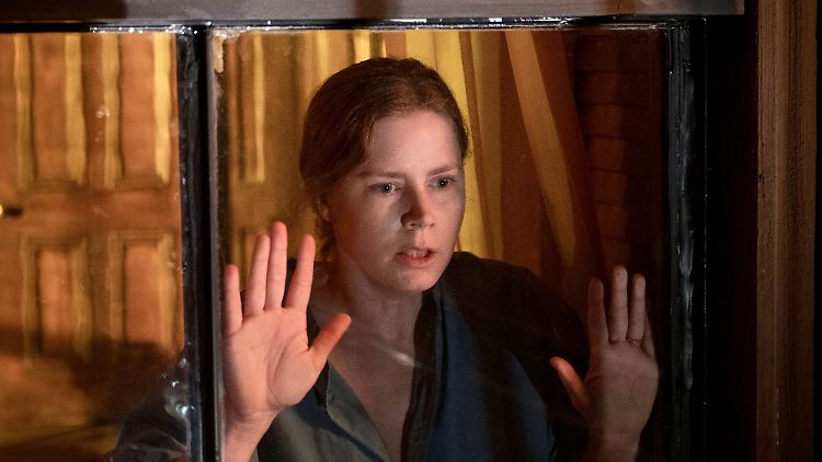 
Schaut neugierig aus dem Fenster: Amy Adams als Anna in "The Woman in the Window".