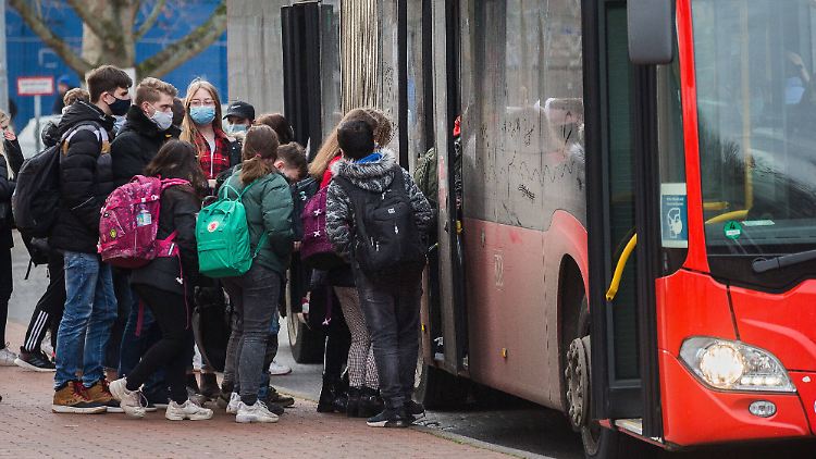 Die einfachen OP-Masken sind für Kinder und Jugendliche in Bus und Bahn ausreichend.