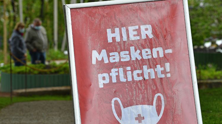 Die Infektionszahlen sinken, doch die Maskenplicht bleibt vielerorts bestehen.