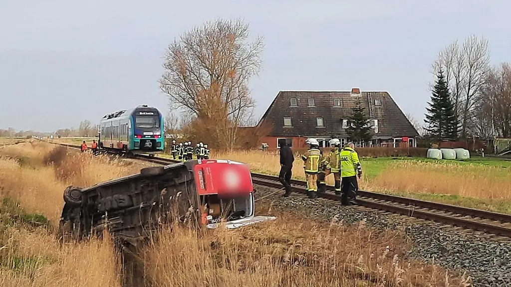 In-Nordfriesland-ist-ein-Zug-mit-einem-Kleintransporter-zusammengestossen-Die-Bahnstrecke-Husum-nach-St-Peter-Ording-wurde-daraufhin-gesperrt