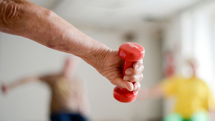 Regelmäßiges Krafttraining stärkt die Muskeln - auch im Alter noch.