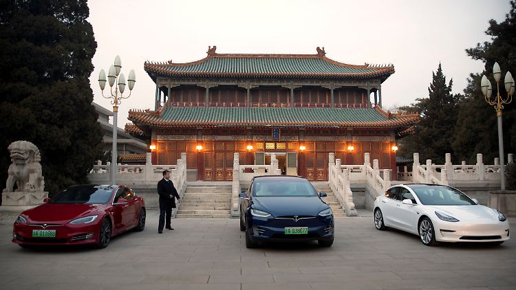 Tesla-Fahrzeuge vor einem Gebäude auf dem Zhongnanhai-Gelände  während eines Treffens zwischen Tesla-CEO Elon Musk und dem chinesischen Premier Li Keqiang in Peking.