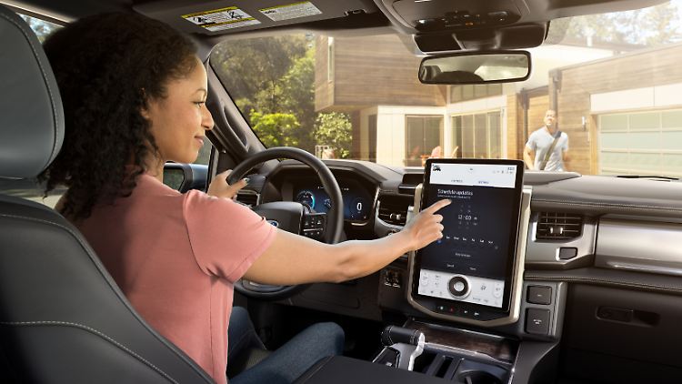 Für die Bedienung des Infotainmentsystems gibt es im Ford F-150 Lightning ein bis zu 15,5 Zoll großen Touchscreen.