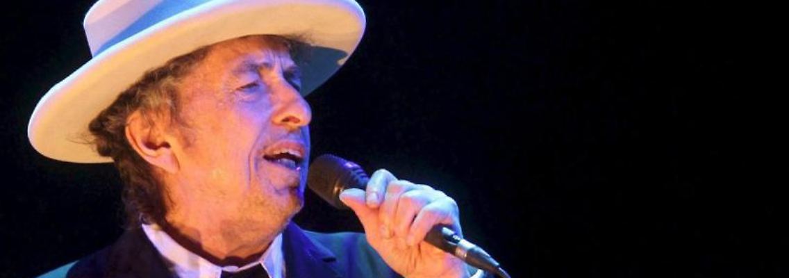 Bob Dylan, US-amerikanischer Singer-Songwriter, während eines Konzerts. Foto: Domenech Castello/EFE/epa/dpa