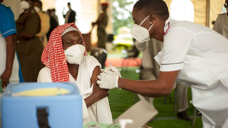 In Afrika mangelt es oft an Impfstoffen gegen Covid-19. Die Importmengen sind zu gering, eine eigene Produktion gibt es kaum auf dem Kontinent. 