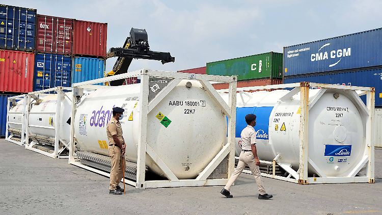 Polizisten bewachen Container mit flüssigem medizinischem Sauerstoff (LMO), nachdem ein Sauerstoff-Express an einem Bahnhof in Bangalore angekommen ist.