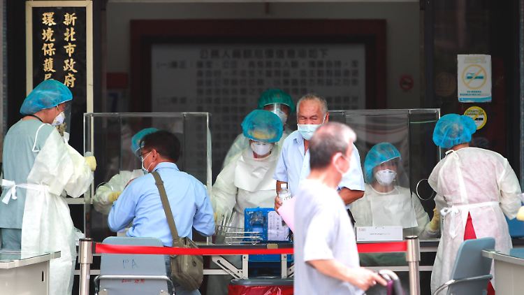 Testzentrum in Taiwan: Der rasante Anstieg der Fälle zwingt das Land zu neuen Gegenmaßnahmen.