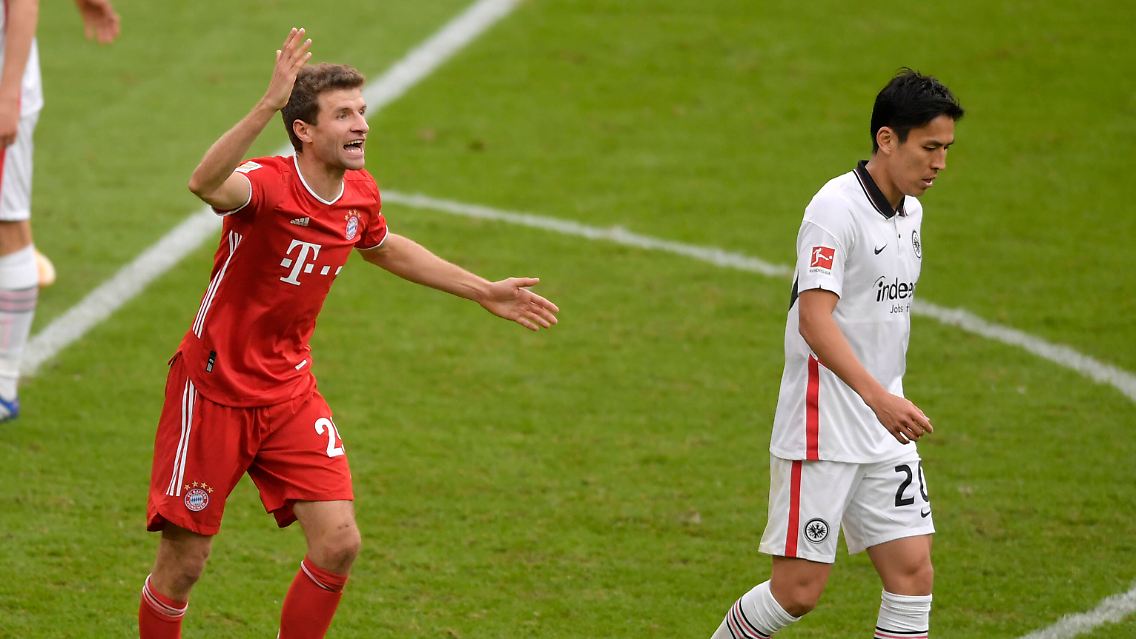 "Ich war schon draußen, Spezi." Das ruft Bayern-Profi Thomas Müller zum Linienrichter nach einer aus seiner Sicht falschen Abseitsentscheidung beim 5:0 über Eintracht Frankfurt.