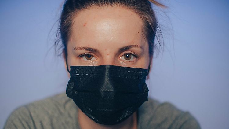 Es muss keine FFP2-Maske sein, aber sie sollte besser sitzen.  