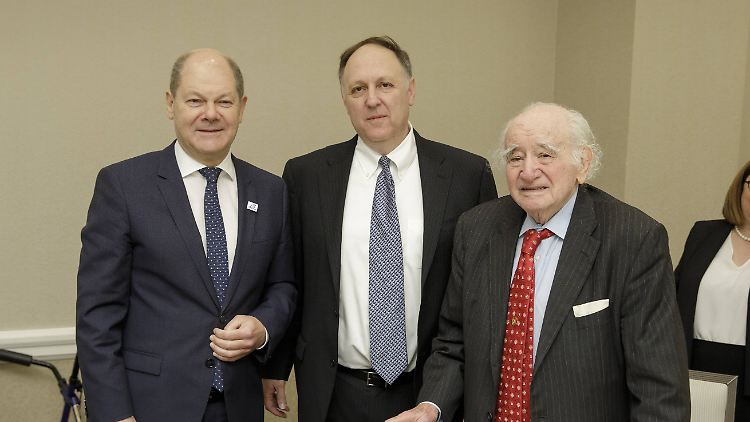 Kent (r.) mit Bundesfinanzminister Scholz (l.) und Schneider von der Jewish Claims Conference 2019 in Washington.