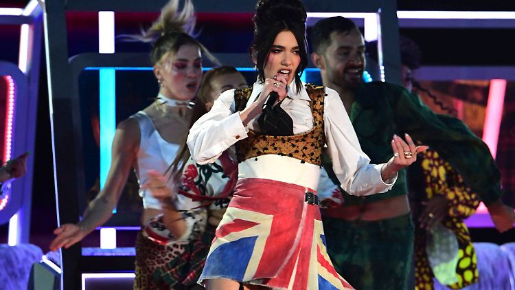 Bunt ging es bei den diesjährigen Brit Awards zu. Die Preisverleihung war eine von wenigen Massenveranstaltungen, auf denen Zuschauer erlaubt waren. 