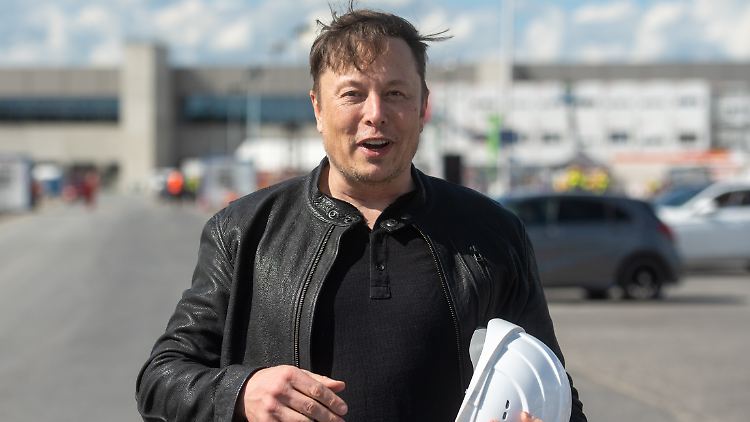 Bei seinem Besuch in Grünheide war Tesla-Chef Elon Musk noch guter Dinge. Eine Ankündigung des Autobauers missfällt offenbar einigen Anlegern. 