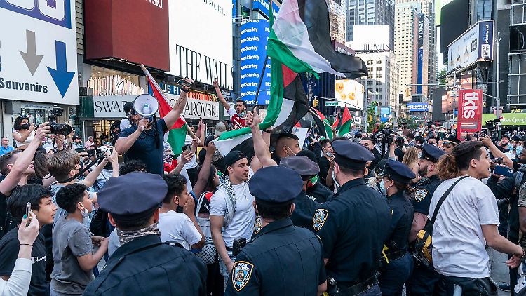 Die New Yorker Polizei am Times Square, während der Kundgebungen.