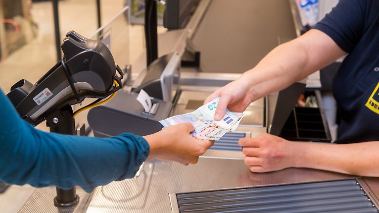 Das Geldabheben an der Kasse wird beliebter.