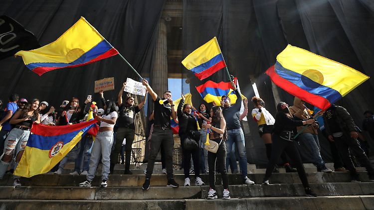 Vor dem Kongress in Bogotá: Kolumbianer demonstrieren gegen die Regierung von Präsident Duque.