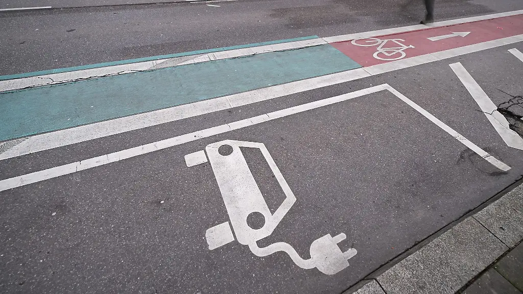 Sollen-E-Autos-im-Suedwesten-kuenftig-landesweit-eine-gewisse-Zeit-kostenlos-parken-duerfen-Einen-entsprechenden-Plan-aus-Bayern-prueft-die-Landesregierung