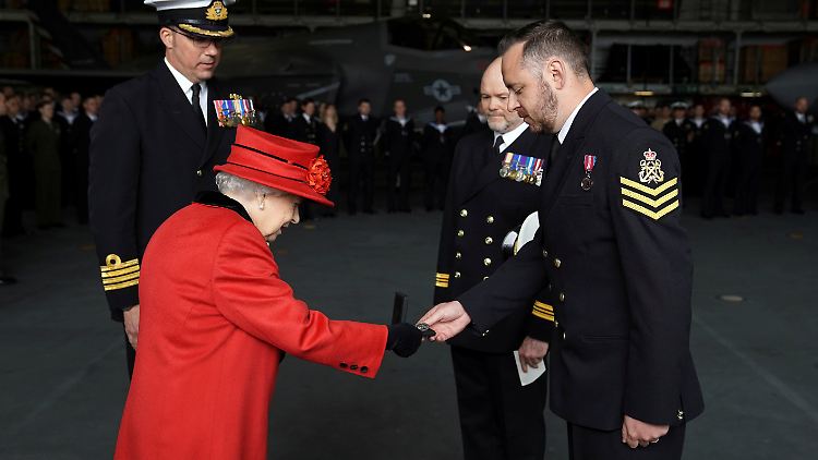 Die britische Königin Elizabeth II. hat einen neuen, nach ihr benannten Flugzeugträger inspiziert.