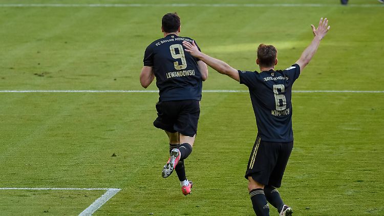 Er hat es doch geschafft: Lange trafen alle außer Lewandowski, den Schlusspunkt in einem Spektakel zwischen dem FC Bayern und dem FC Bayern setzte aber doch Robert Lewandowski.