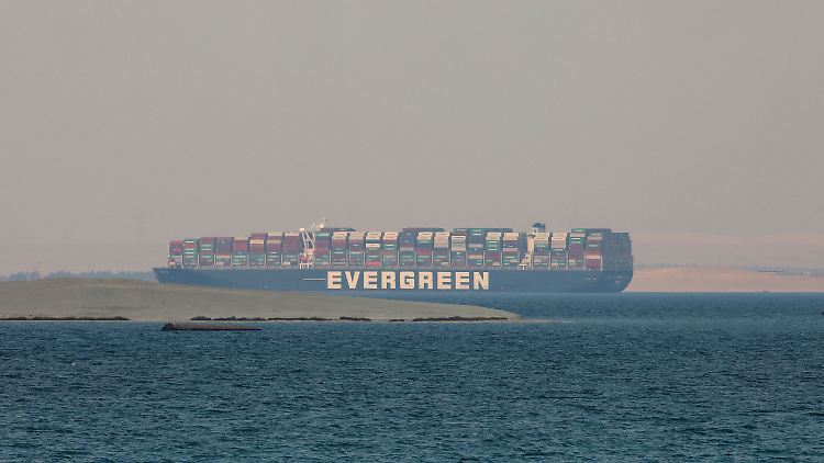 Hunderte Schiffe mussten wegen der "Ever Given" über Tage auf ihre Weiterfahrt warten, was zu Verzögerungen im Welthandel führte.