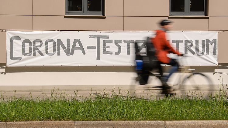 In Deutschland haben etwa 3.408.800 Menschen eine Corona-Infektion überstanden.