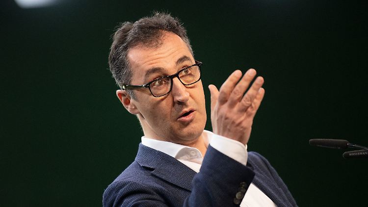 "Wir wollen keine Papageien, die die Agenda Ankaras oder Teherans nachplappern", sagt Özdemir.