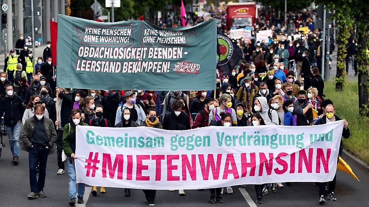 Für Berliner wird es zusehends schwerer, eine bezahlbare Wohnung zu finden. Immer größere Teile des Einkommens gehen für die Miete drauf. 